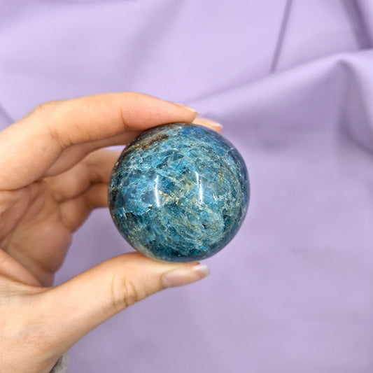 Sininen apatiitti kivipallo