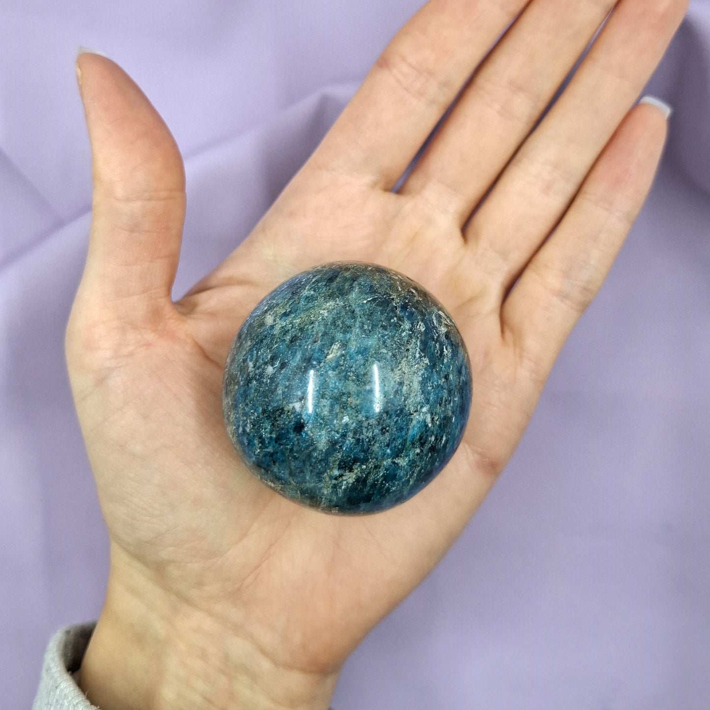 Sininen apatiitti kivipallo