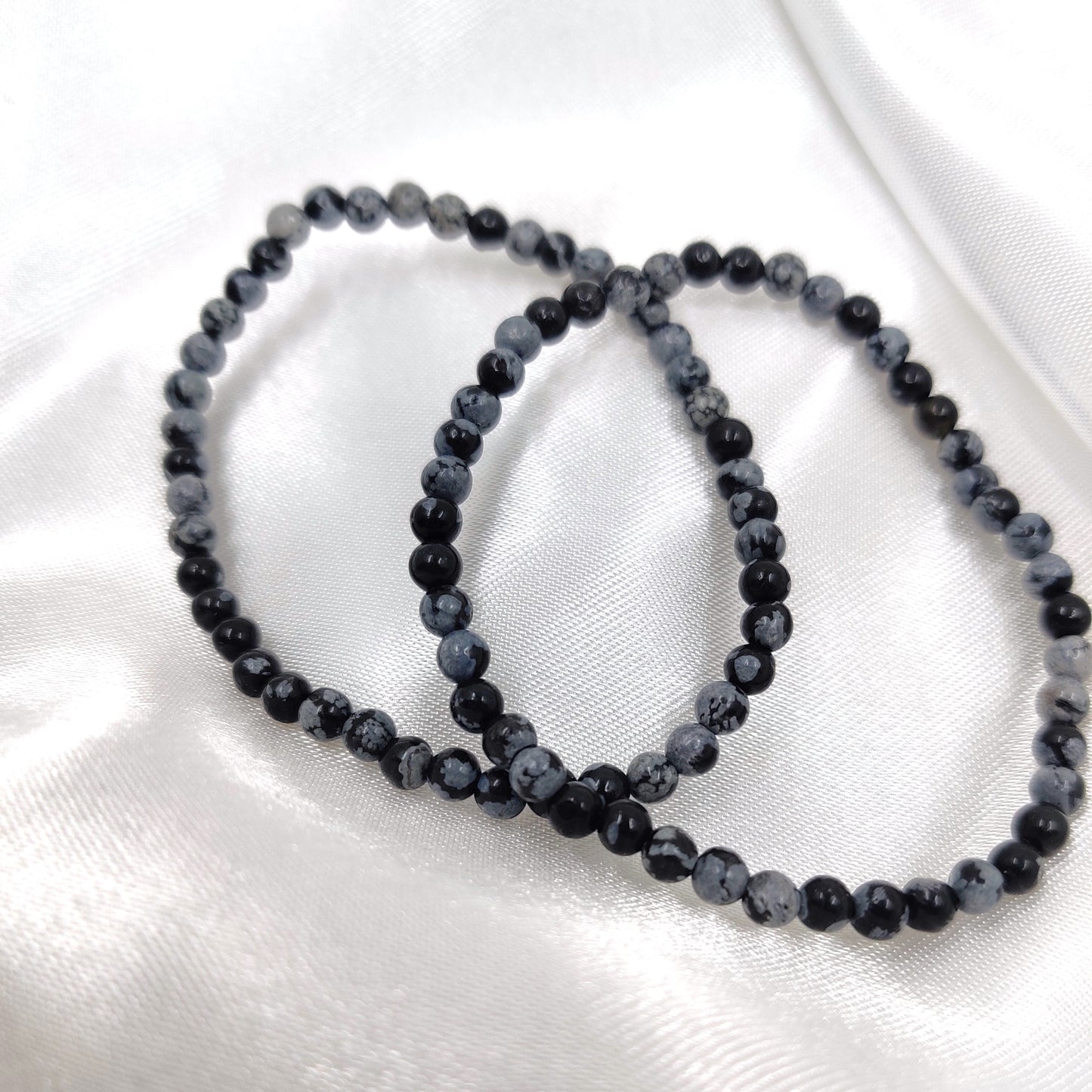 Lumihiutaleobsidiaani helmirannekoru 4mm