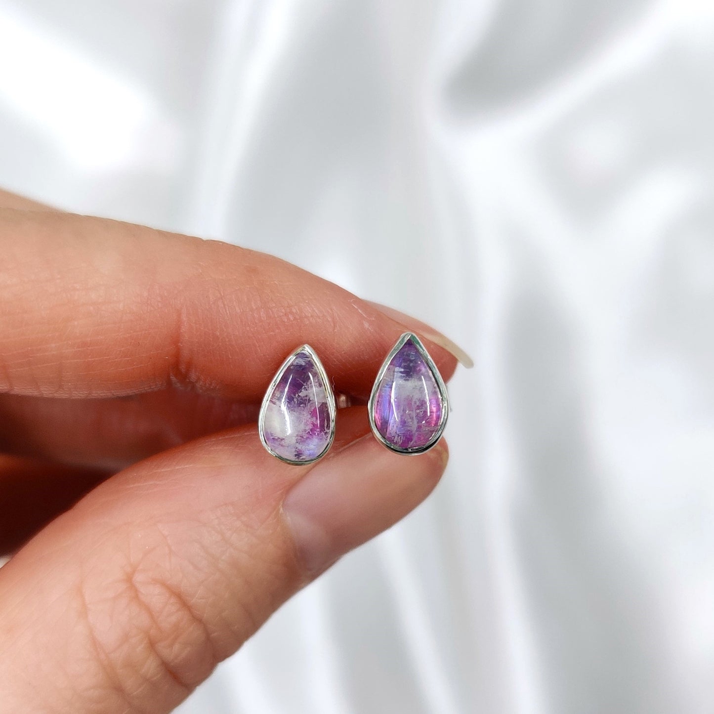 Vaaleanpunainen kuukivikorvakorut