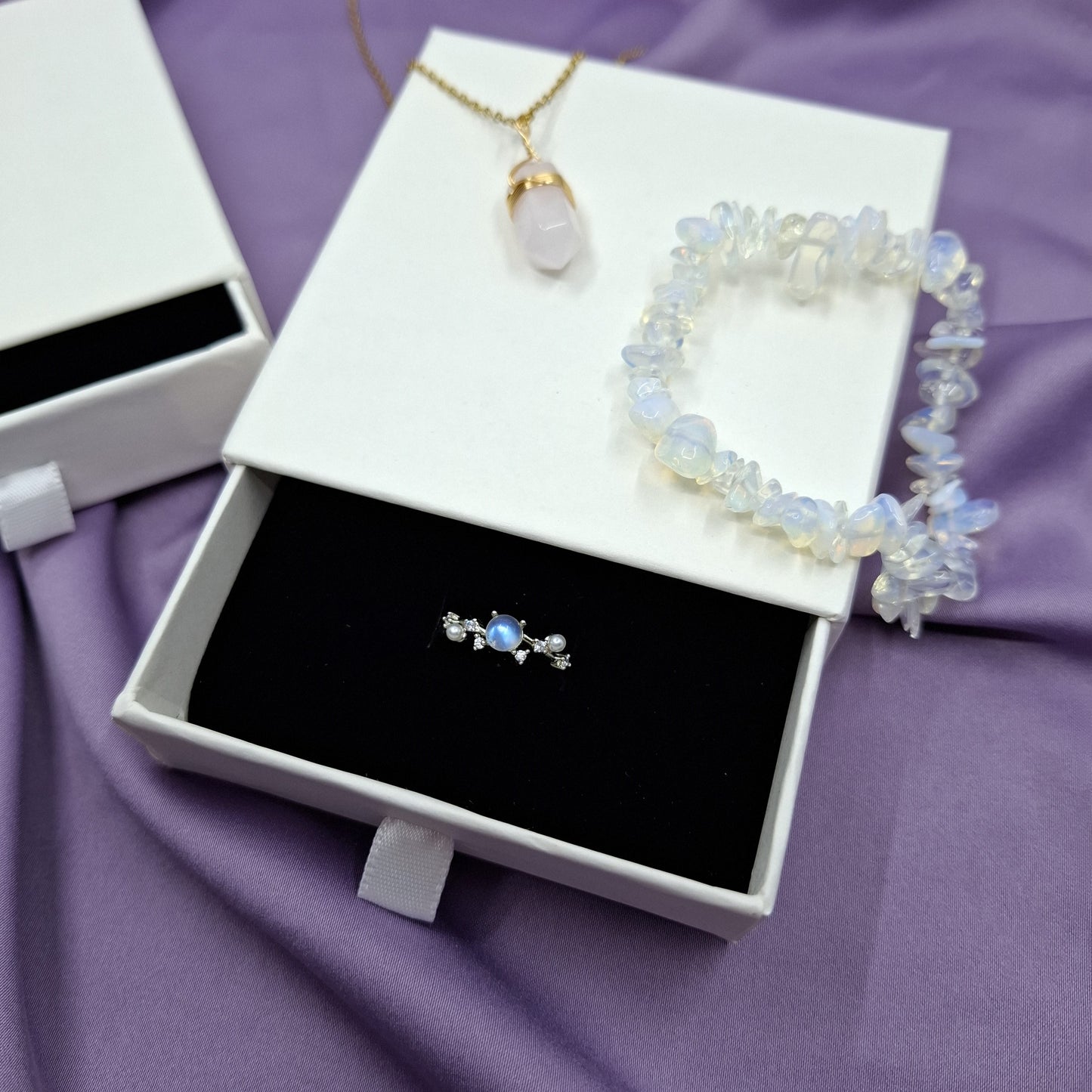 Valkoinen lahjapakkaus koruille