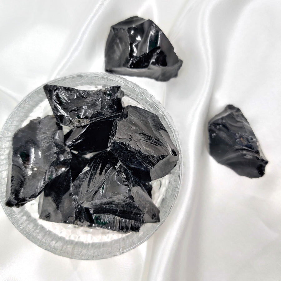 Obsidiaani – ominaisuudet, kovuus, koostumus ja muodostuminen