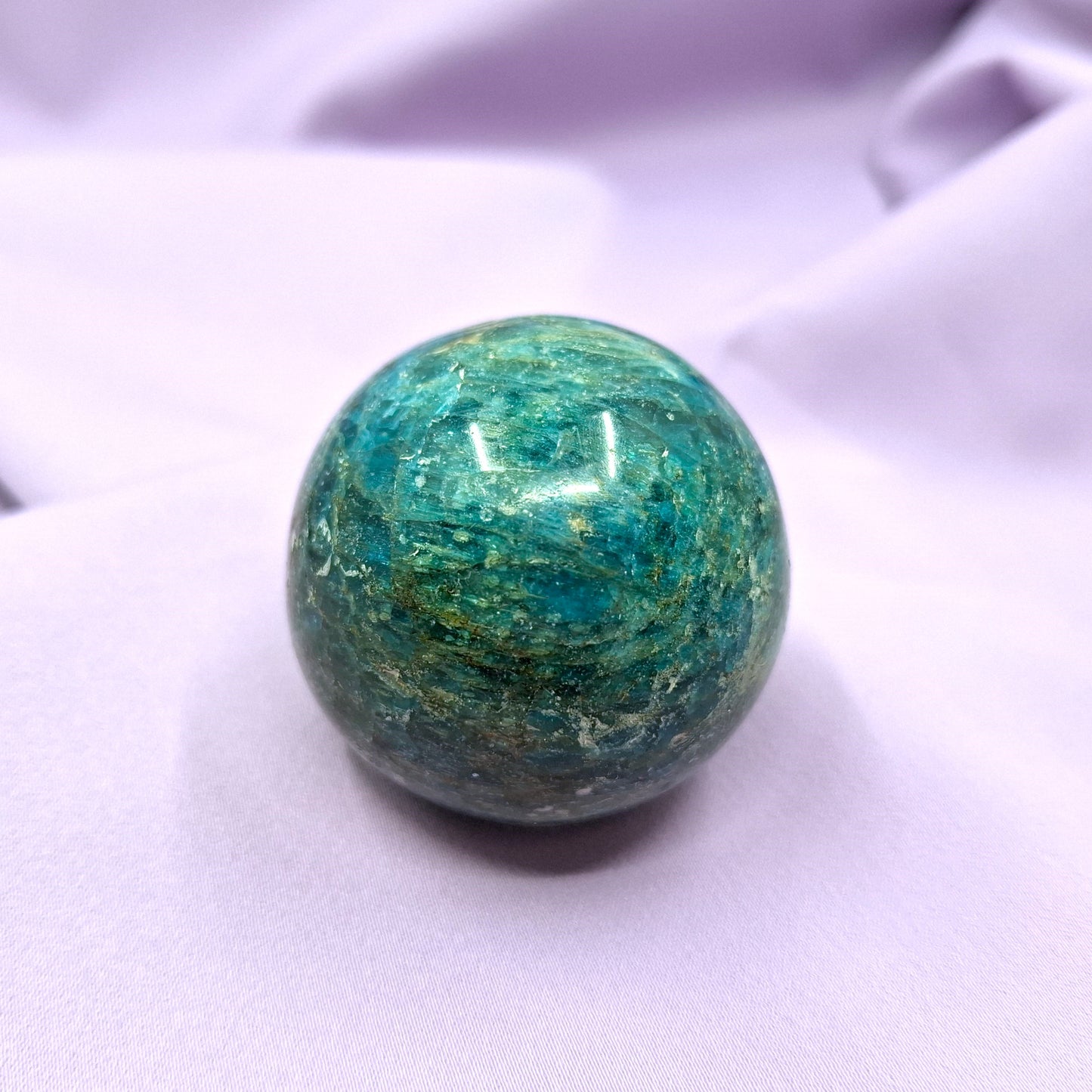 Sininen apatiitti kivipallo