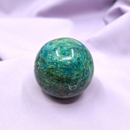 Sininen apatiitti kivipallo