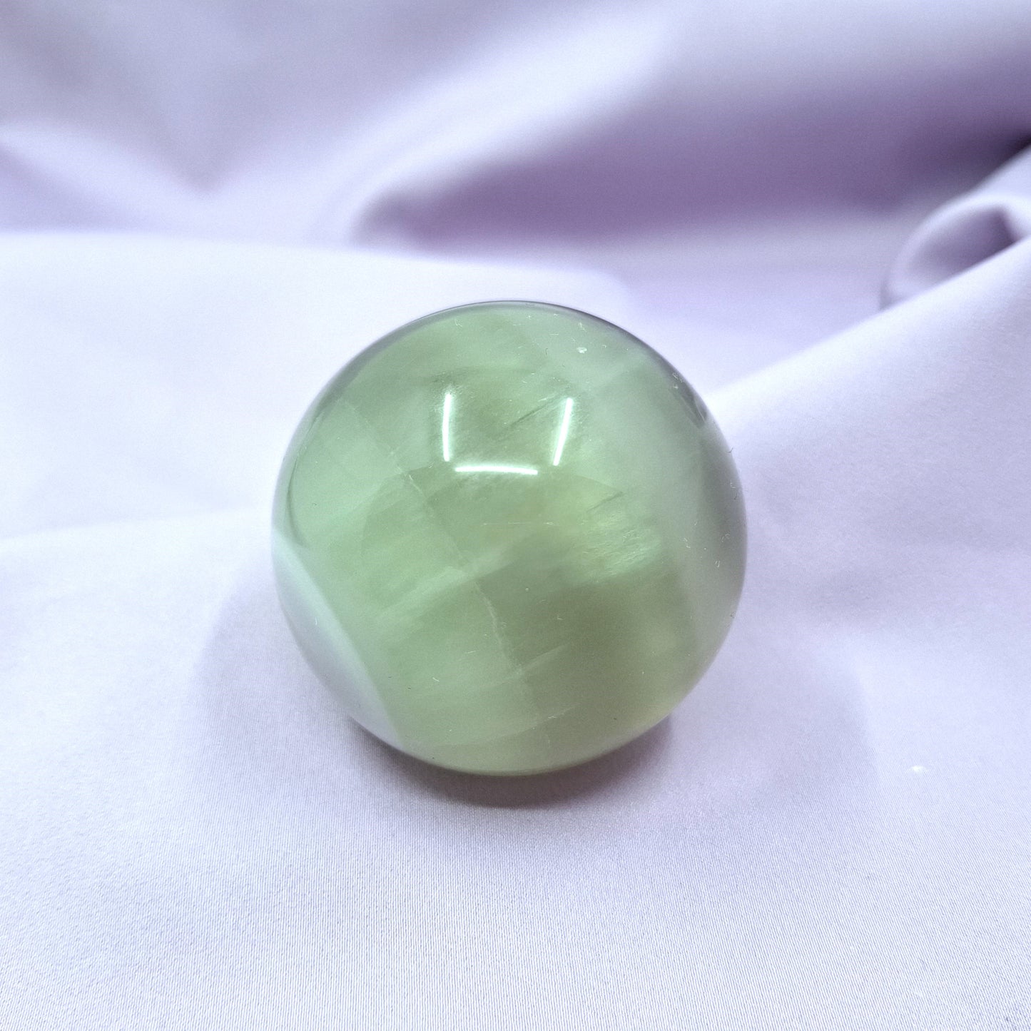 Laventelifluoriitti kivipallo