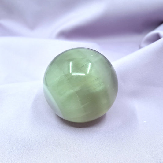 Laventelifluoriitti kivipallo