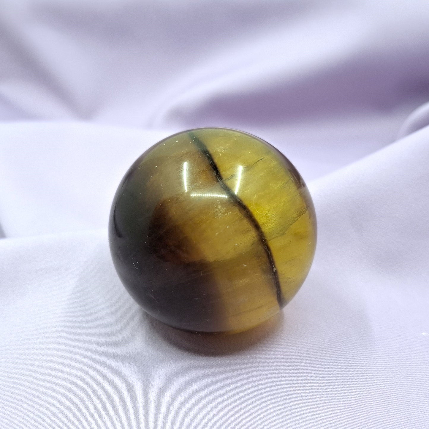 Keltainen fluoriittikuula