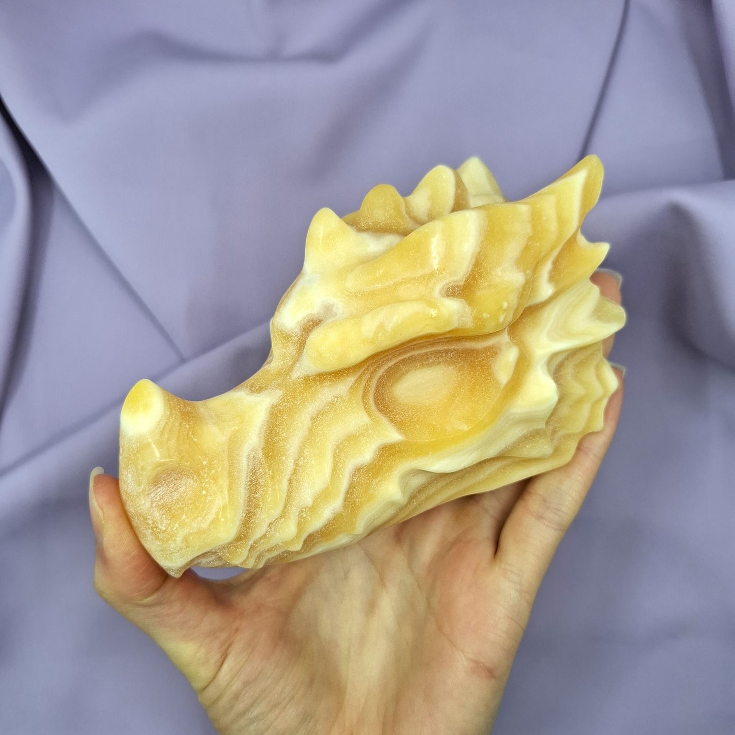 Raidallinen oranssi kalsiittilohikäärme