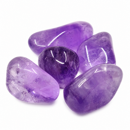 Violetit ametistit läheltä kuvattuna valkoisella taustalla