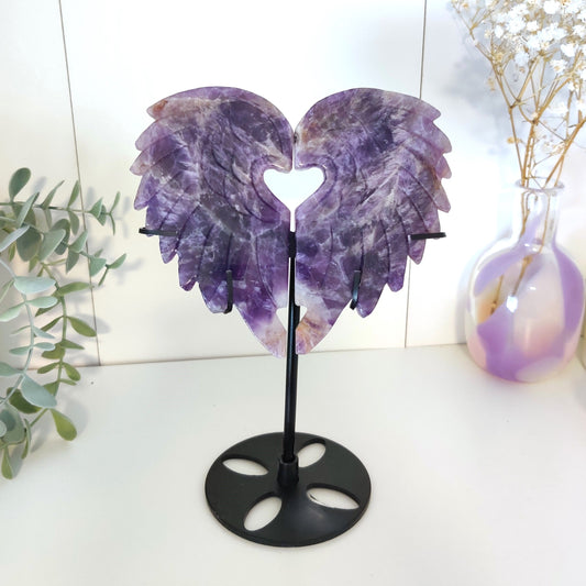 Syvän violettiset sydämen muotoiset  ametistisiivet telineessä hyllyssä