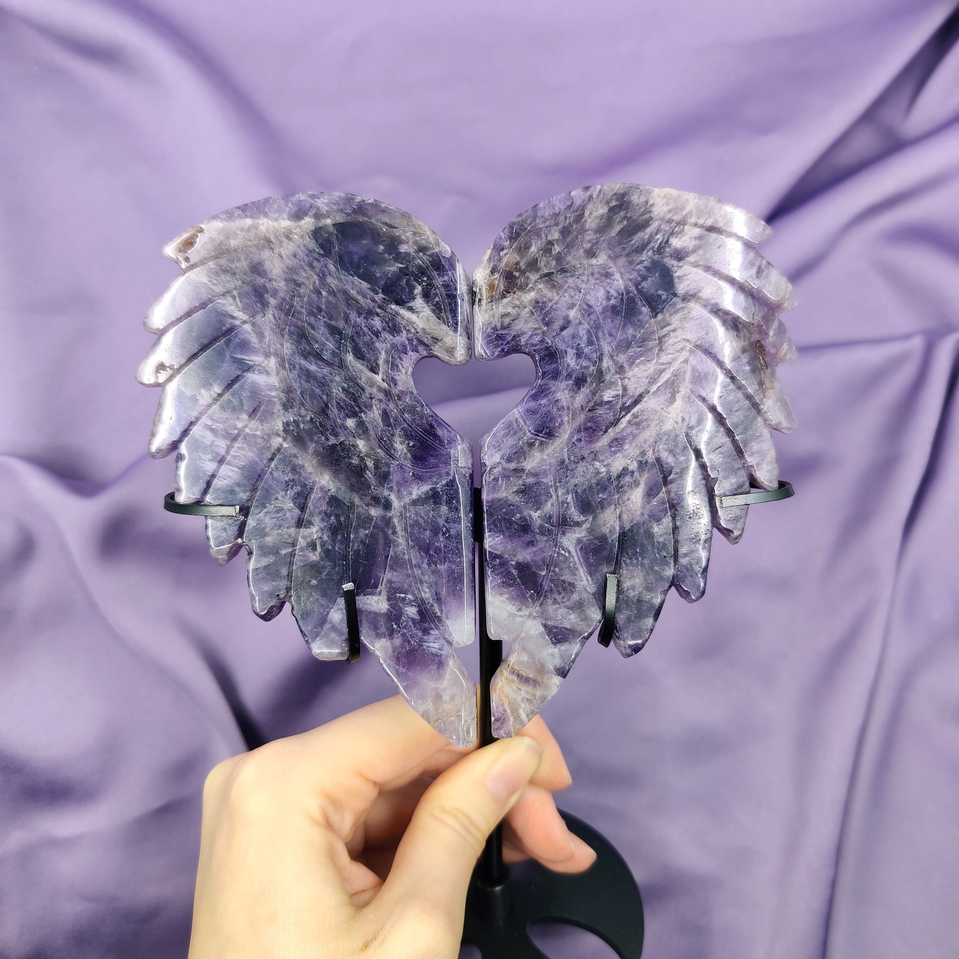 Kauniit violetit ametistisiivet ständissä violetilla taustalla