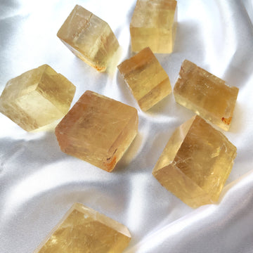 Hunajakalsiitti raakapala