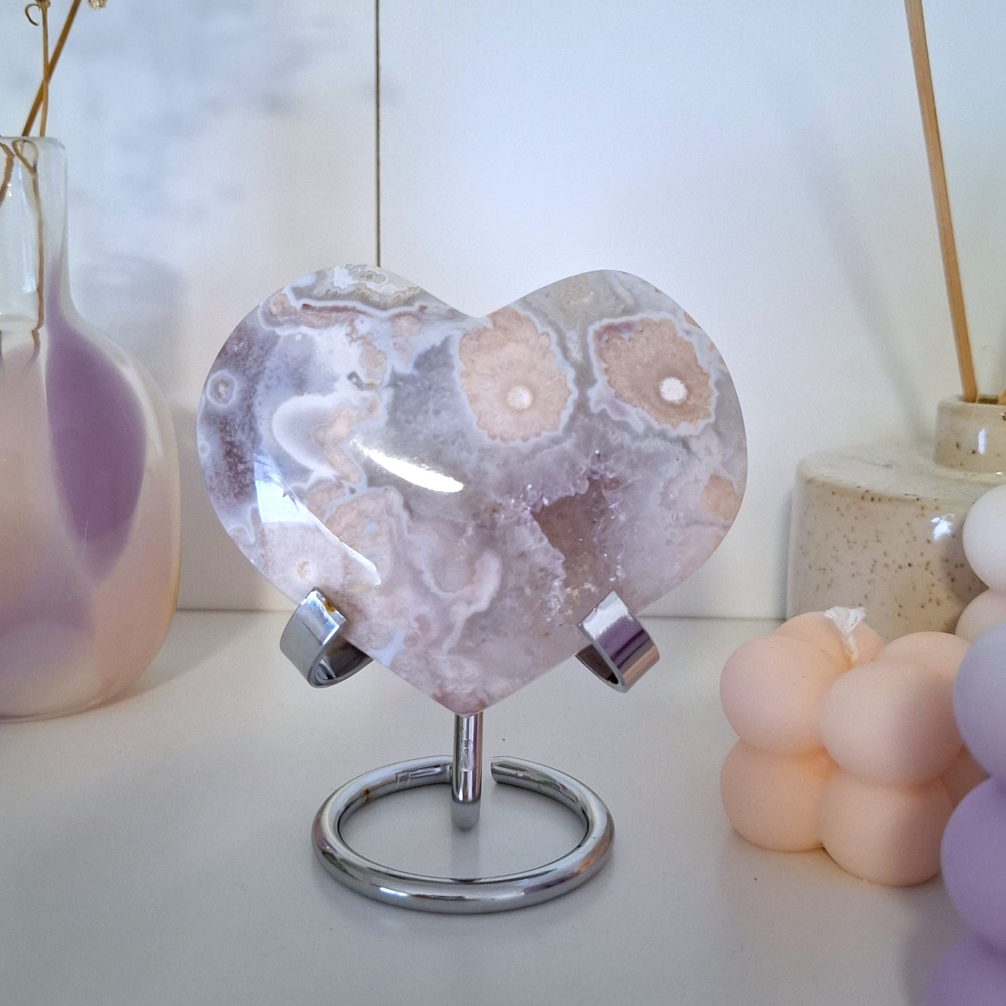 262g Kukka-akaatti x ametistisydän telineessä hyllyssä