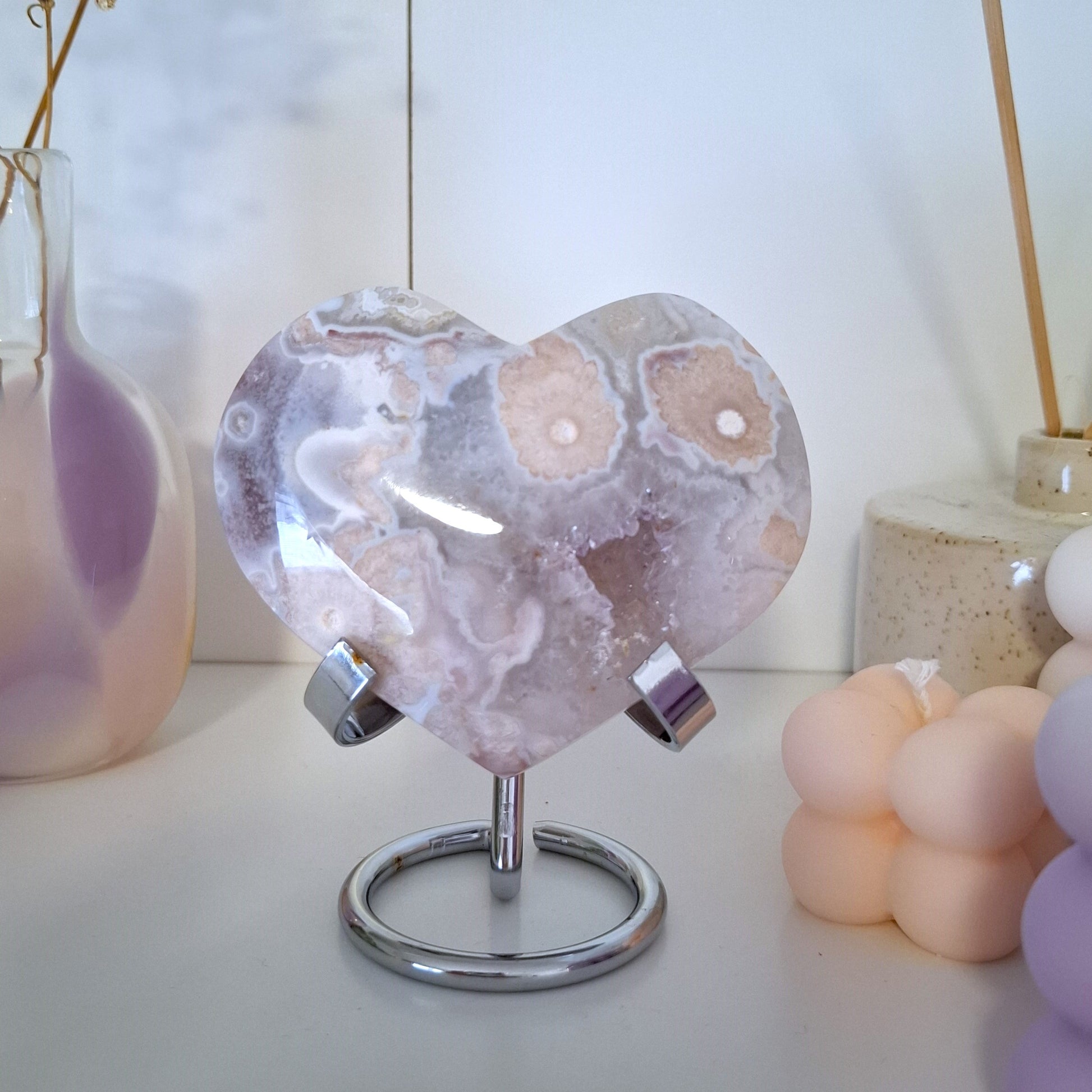 262g Kukka-akaatti x ametistisydän telineessä hyllyssä