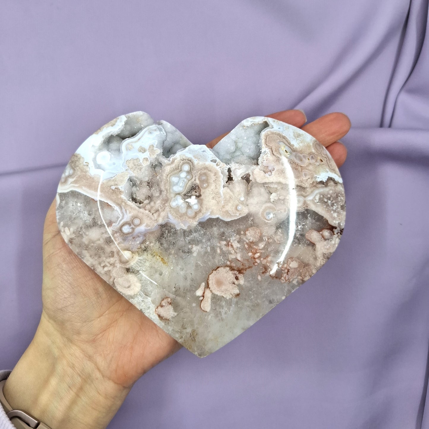 Kukka-akaatti x ametistisydän 615g kädessä violetilla taustalla