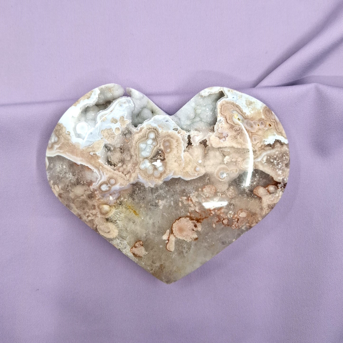 Kukka-akaatti x ametistisydän 615 grammaa violetilla silkkikankaalla