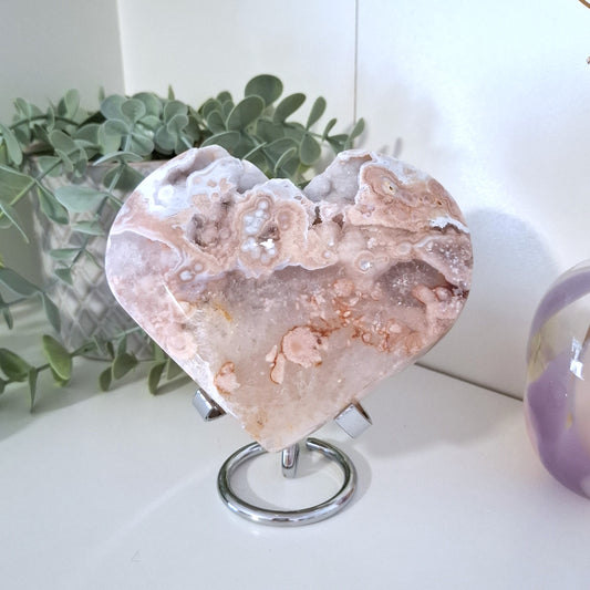 Kukka-akaatti x ametistisydän 615g telineessä valkoisessa hyllyssä