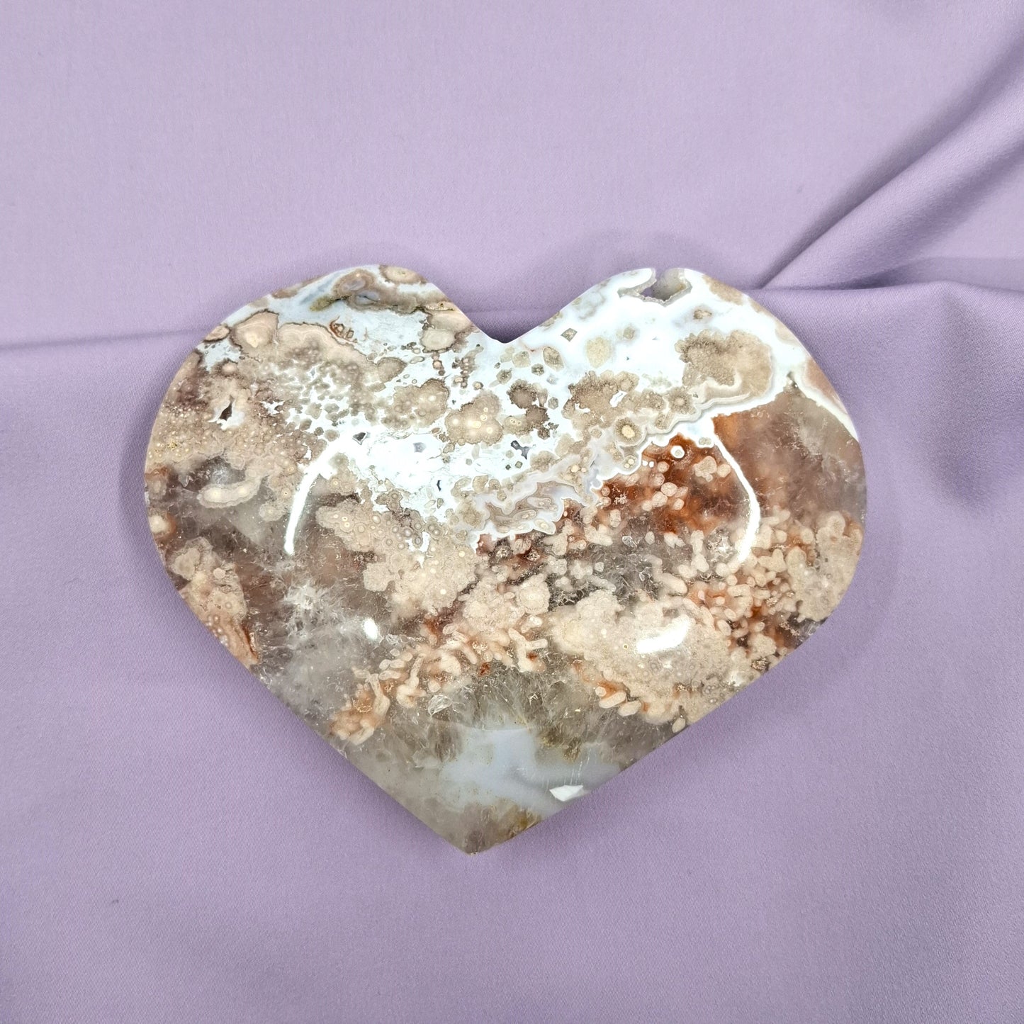 Kukka-akaatti x ametistisydän 615g takapuolelta violetilla silkkikankaalla