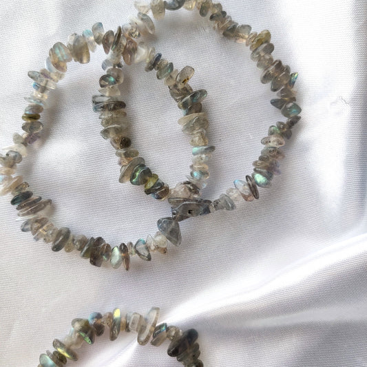 Hohtavia labradoriitti hippurannekoruja valkoisella silkkikankaalla