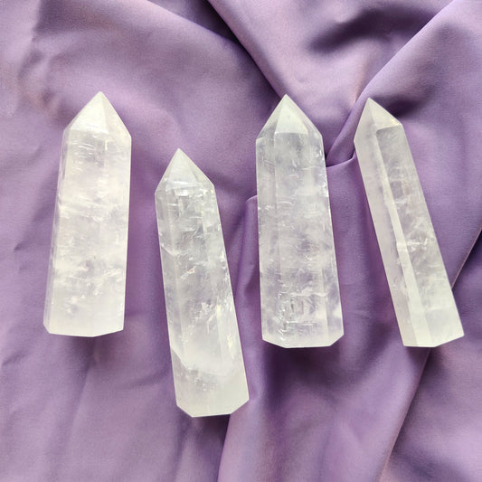 Optiset kalsiittitornit violetilla silkkikankaalla