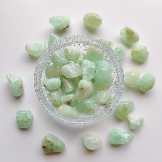 Rumpuhiotut prehniitit lasikulhossa valkoisella taustalla