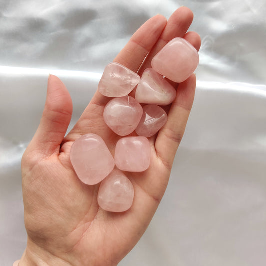 Vaaleanpunaisia ruusukvartseja kädessä kuvattuna