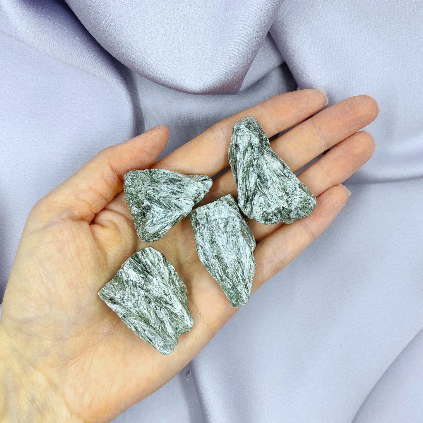 Hopeiset serafiniitti raakapalat kädessä