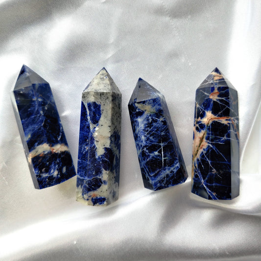 Siniset sodaliittitornit valkoisella silkkikankaalla