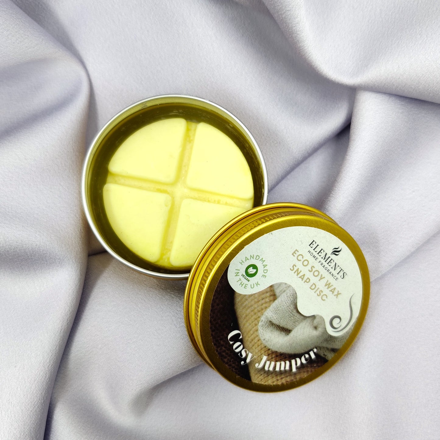 Pestyn pyykin tuoksuinen tuoksuvahapurkki auki violetilla taustalla