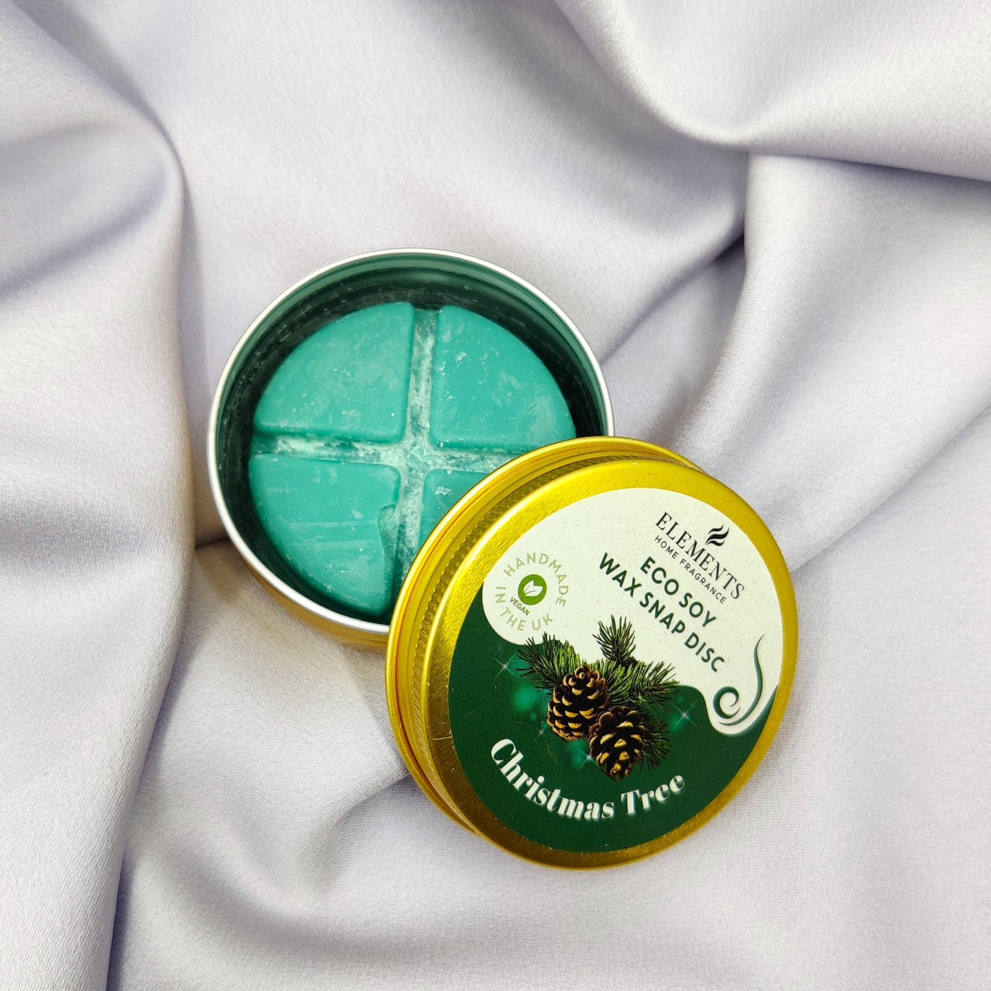 Joulukuusen tuoksuinen tuoksuvahapurkki avattuna violetilla taustalla