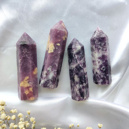Violetit lepidoliittitornit valkoisella silkkikankaalla