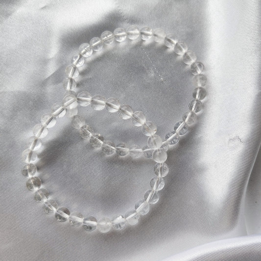 Kirkkaat vuorikristalli helmirannekorut valkoisella silkkikankaalla