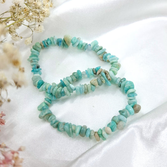 Amatsoniitti hippurannekoru – vaaleansininen ja turkoosi luonnonkivirannekoru silkkikankaalla