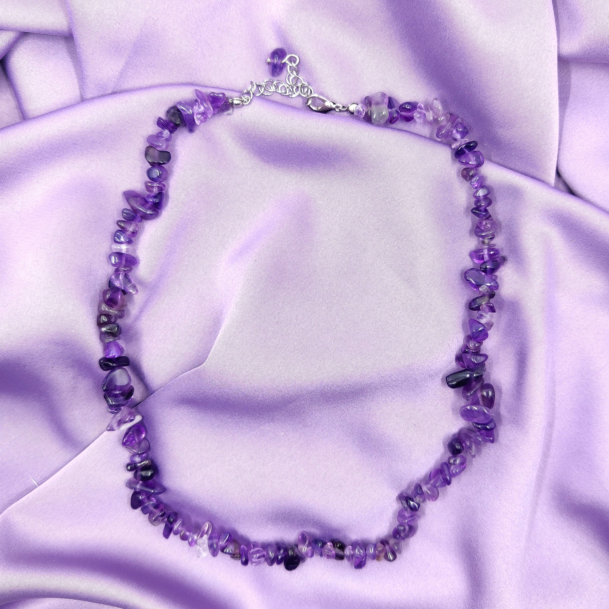 Violetti ametisti hippukaulakoru säädettävällä ketjulla violetilla kankaalla