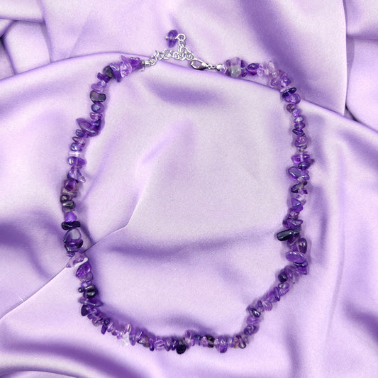 Violetti ametisti hippukaulakoru säädettävällä ketjulla violetilla kankaalla
