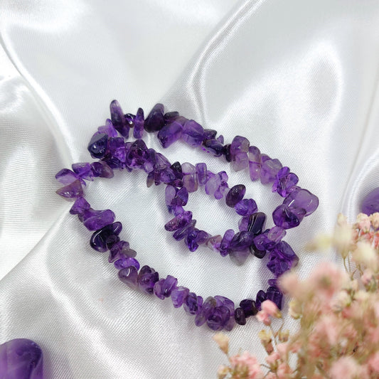 Violetti ametisti hippurannekoru valkoisella taustalla