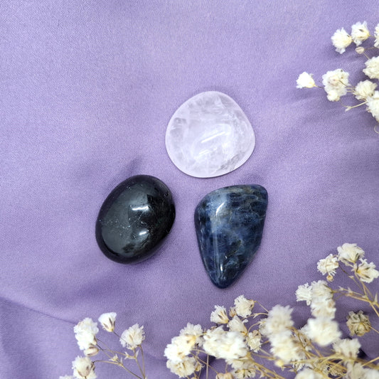 härkä horoskooppikivet ruusukvartsi  musta turmaliini ja sodaliitti Ametistikissa