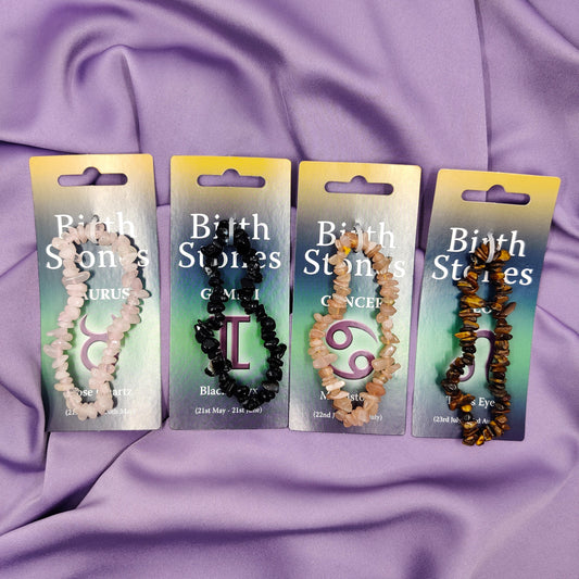 Härkä, kaksoset,  rapu ja leijona-horoskooppi hippurannekorut violetilla taustalla