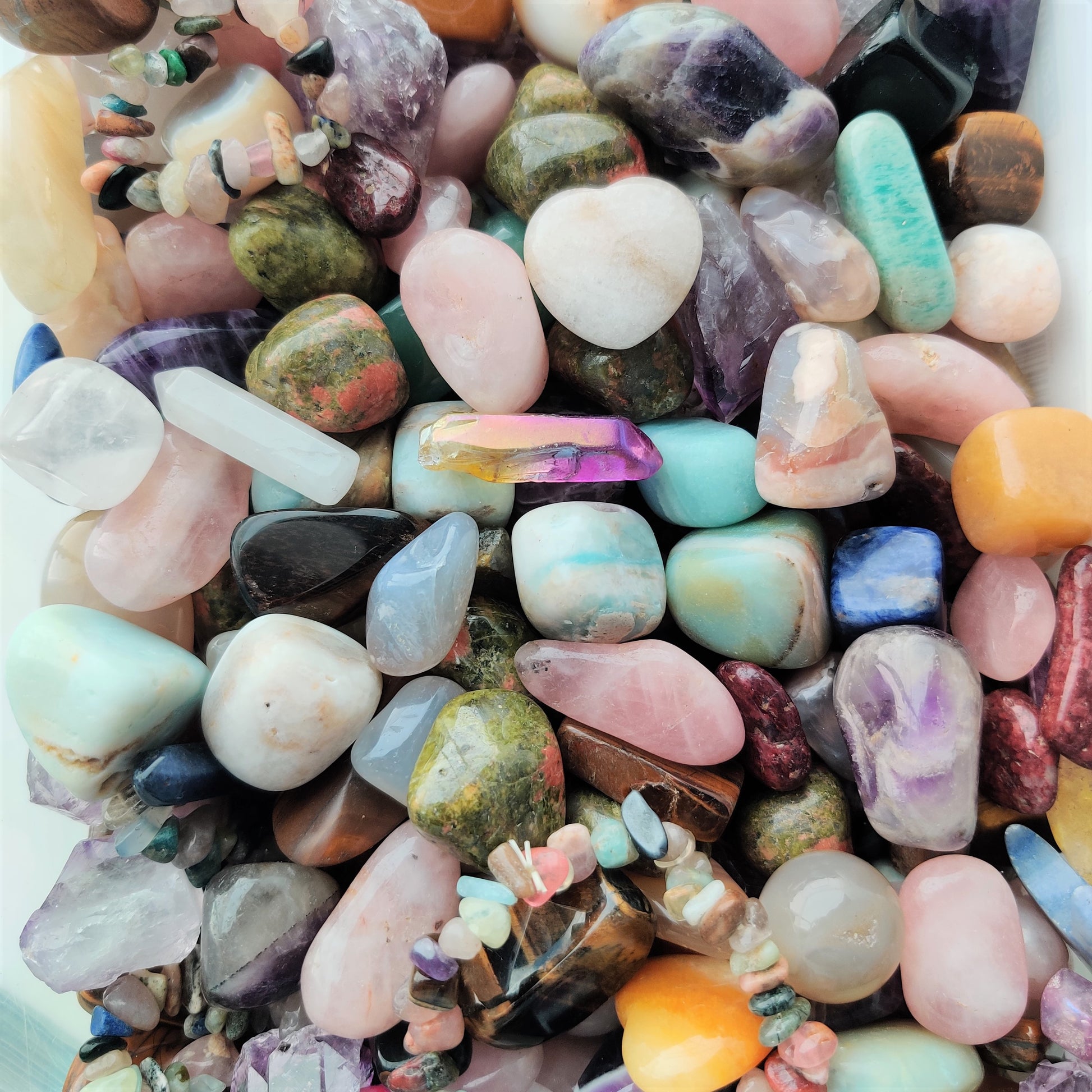 Kristallikonfetti sekoitus värikkäitä rumpuhiottuja kiviä