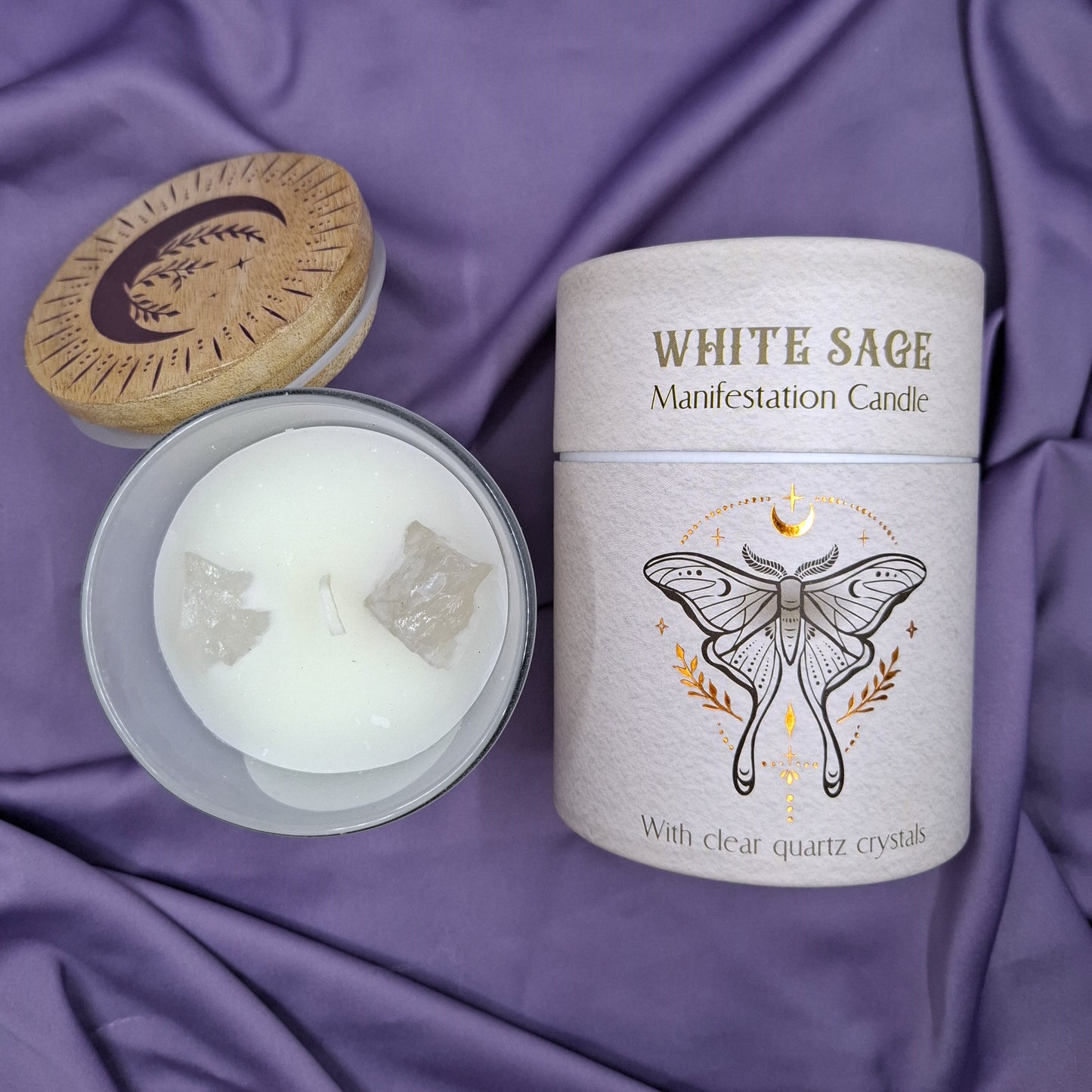 Kynttilä jonka sisällä vuorikristalleja violetilla kankaalla myös säilytyslaatikko kuvassa