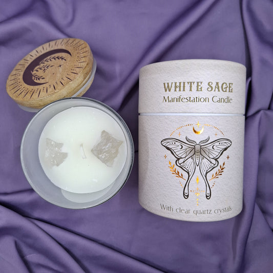 Kynttilä jonka sisällä vuorikristalleja violetilla kankaalla myös säilytyslaatikko kuvassa