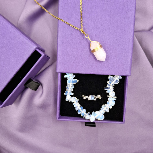 Violetti lahjapakkaus koruille