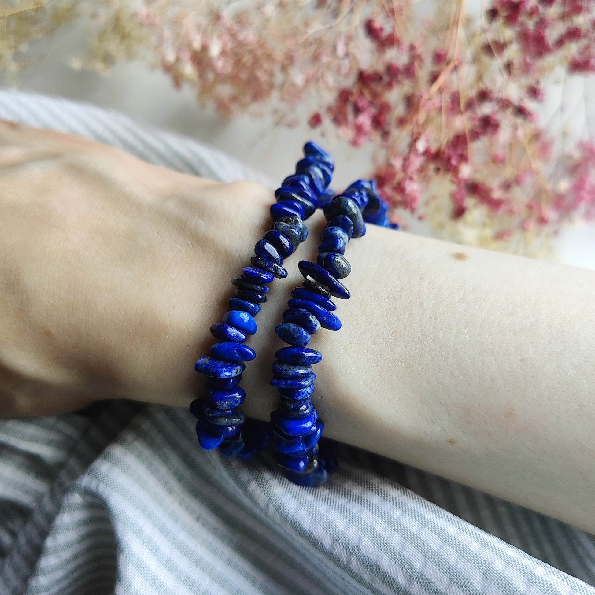 Siniset lapis lazuli hippurannekorut ranteessa