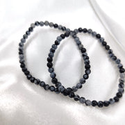 Lumihiutaleobsidiaani helmirannekoru 4mm