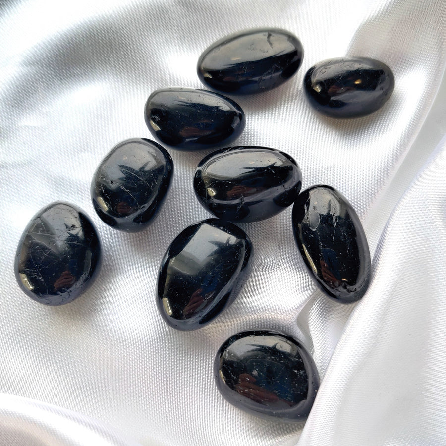 Musta turmaliini - suojaa, rauhaa ja vahvaa maadoitusta