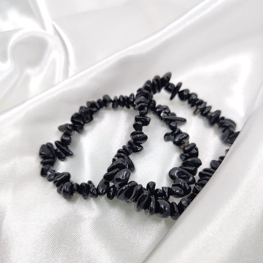 Musta turmaliini hippurannekoru valkoisella kankaalla