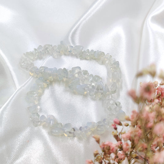 Opaliitti hippurannekorut valkoisella kankaalla