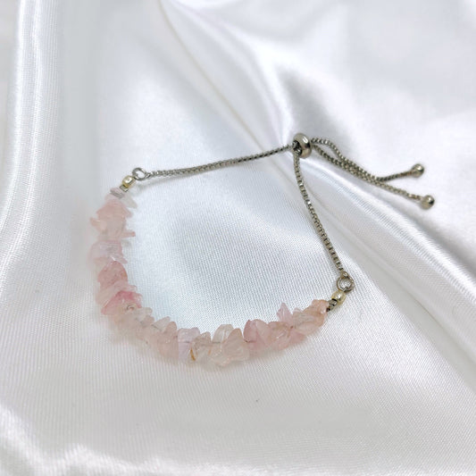 Säädettävä ruusukvartsirannekoru ketjulla valkoisella taustalla