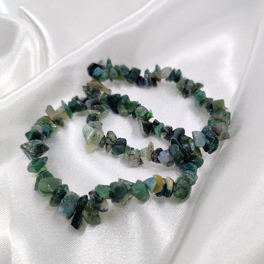 Vihreä sammalakaatti hippurannekoru valkoisella taustalla