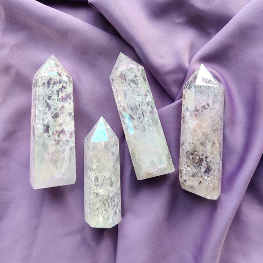 Särötetty kaunis aurakvartsitorni violetilla silkkikankaalla